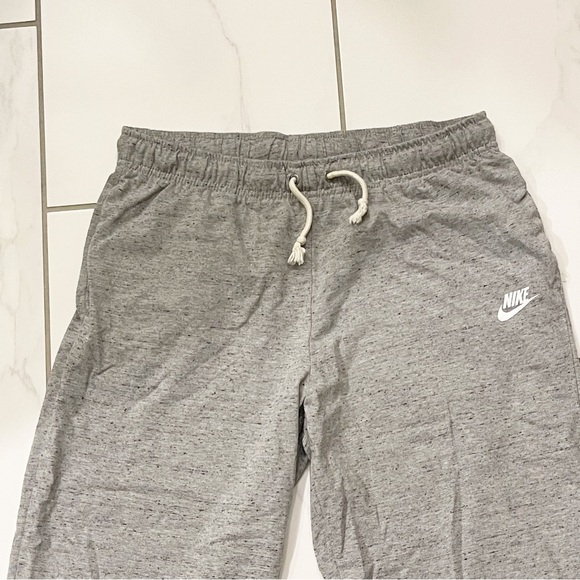 Nike gray cropped sweatpants size medium - Picture 2 of 7